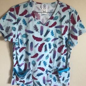SHORT SLEEVE SCRUB TOP *FEATHERS*